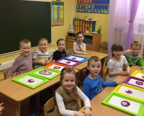 Дети на занятии в классе