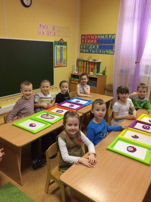 Дети на занятии в классе