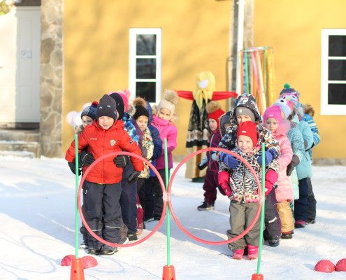 Дети выполняют упражнения на фитболах на занятиях по физкультуре.